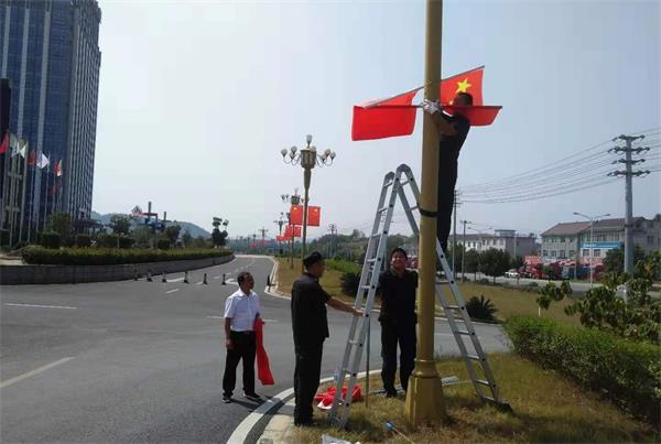 工作人員在總部大樓每個(gè)燈柱上安裝國(guó)旗_看圖王.jpg